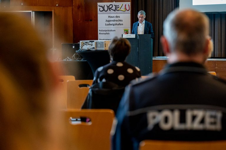 Read more about the article Stammtisch – „Gefährliches Netz: Fake News, Populismus und die digitale Bedrohung für junge Menschen.“